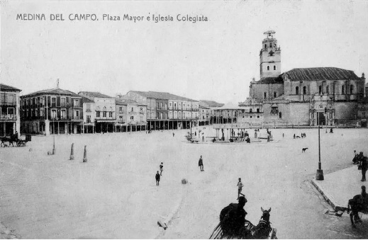 Acela de la Mercería. En el centro de la Plaza, el templete y, al fondo, la Colegiata. Fototipia Thomas. 1918-1919