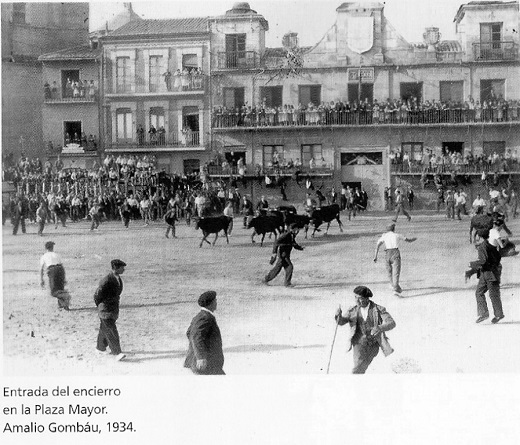 Entrada del encierro en la Plaza Mayor de la Hispanidad de Medina del Campo. Amalio Gombáu, 1934
