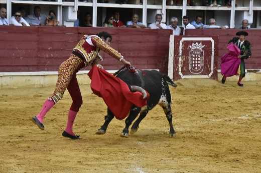 Perera indulta un toro de Julio de la Puerta en Medina del Campo y sale a hombros con López Chaves.