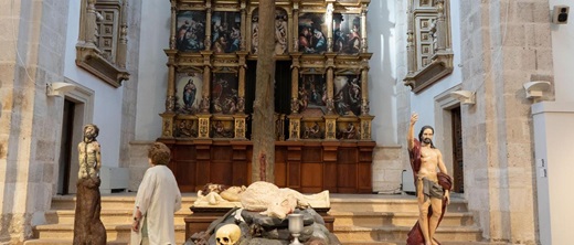 A la izquierda Cristo Preso, en a exposición dedicada a Ricardo Flecha que albergó el pasado julio la sala de la Encarnación J. L. F.