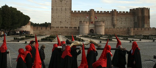 El Castillo de la Mota, testigo de la Semana Santa de Medina del Campo EFE