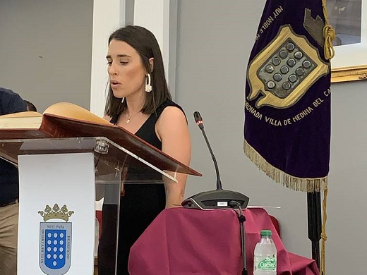 Natalia Lozano asumiendo su cargo en el Plano de Investidura de Medina del Campo / Cadena SER