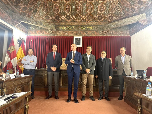 Ruperto Mesas, Federación de Regantes de Castilla La Mancha; Guzmán Gómez, alcalde de Medina del Campo; Víctor Alonso, vicepresidente de la Diputación de Valladolid; Fernando Esteban, diputado responsable del servicio de Agricultura; Manuel García Quero, presidente de la Asociación Nacional de Aguas Subterráneas, y Máximo Gómez, director de la Revista Campo. (de izq. a dcha.)