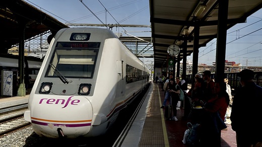 Tren en la estación de Medina del Campo. PHOTOGENIC