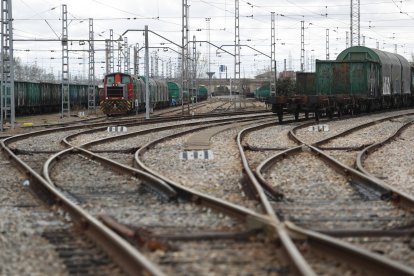 Convoyes de mercancias en la playa ferroviaria del acceso sur a la capital leonesa.Jesús F. Salvadores