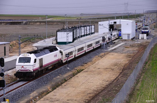 Tren Talgo atravesando el cambiador de ancho de Medina del Campo.