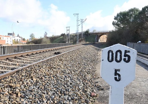 Las últimas obras sobre las vías que terminarán de unir Salamanca y Aveiro por tren.