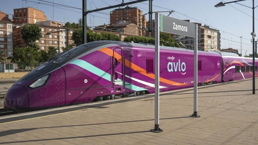 Un Avlo, el tren de alta velocidad de bajo coste de Renfe, en la estación de Zamora. / Jose Luis Fernández