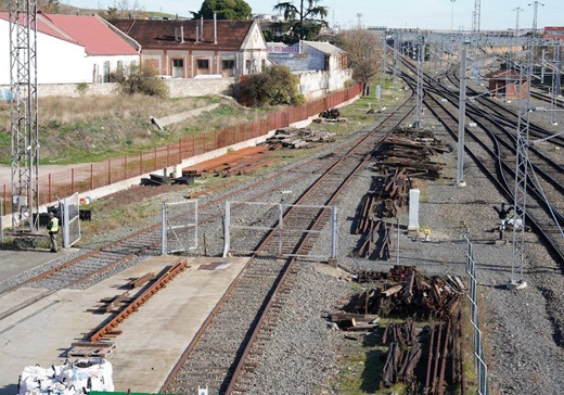 Vías de la línea entre Salamanca y Medina del Campo, en un zona próxima a la estación de la capital, donde sí existe cerramiento. LAYA