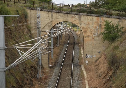 Vía del tren a su paso por Tejares en Salamanca. ÁLEX LÓPEZ