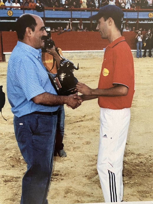 Crescencio Martín Pascual, alcalde del Ayuntamiento de Medina del Campo entregando trofeo