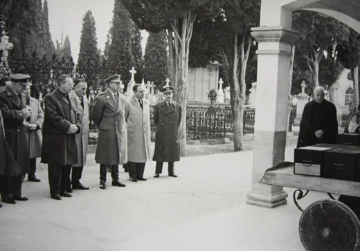 Durante la Dictadura, el Cementerio Municipal se tituló como Católico AMVA