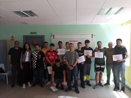 Jóvenes que han completado el curso de soldadura