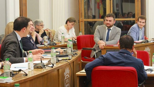 Guzmán Gómez. Al fondo, la bancada socialista // Foto: De la Fuente