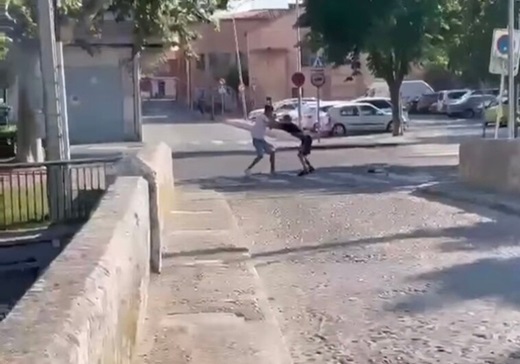 Secuencia de un vídeo que recoge una pelea en el paseo de Versalles de Medina del Campo. El Norte