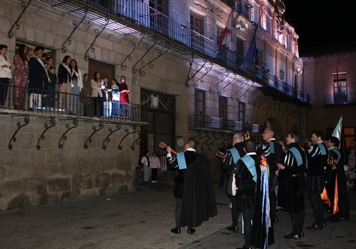 Tuna cantando a varias personas en el balcón del Ayuntamiento de Medina del Campo Yaiza Cobos