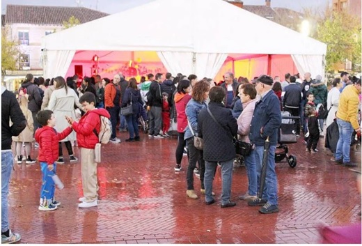 Ambiente de la Plaza Mayor de la Hispanidad en Halloween 2022// De la Fuente