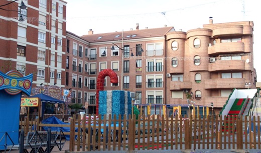 El equipo de Gobierno decidió instalar las atracciones infantiles en la Plaza Segovia para las Navidades 2021-2022 // Imagen: La Voz