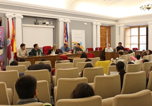 Escolares participando en el Pleno de la Infancia de Medina del Campo Yaiza Cobos