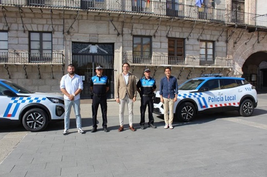 Miembros de la corporación y de la Policía Local en la presentación del vehículo // Paula de la Fuente