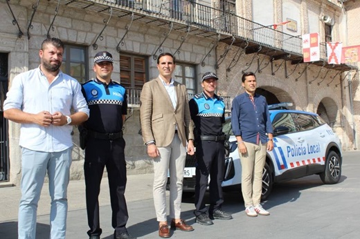 Miembros de la corporación y de la Policía Local en la presentación del vehículo // Paula de la Fuente