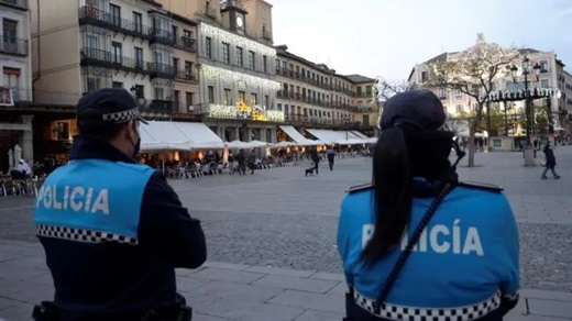 Dos agentes de la Policía Local de Segovia en la Plaza Mayor.