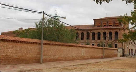 El atrio Hospital Simón Ruiz de Medina del Campo se convierte temporalmente en aparcamiento.