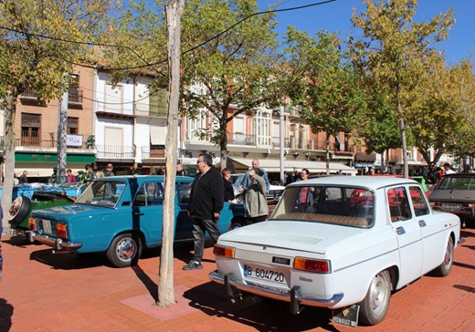 Medina del Campo se convierte en un museo al aire libre de vehículos clásicos.