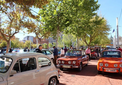 Medina del Campo se convierte en un museo al aire libre de vehículos clásicos.