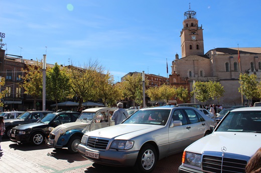 Medina del Campo se convierte en un museo al aire libre de vehículos clásicos.