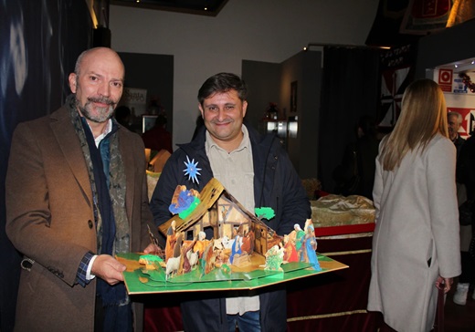 Enrique Gómez y David Muriel junto a uno de los belenes de la muestra Yaiza Cobos