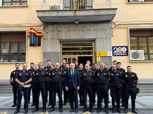 Nicanor Sen, delegado del Gobierno en Castilla y León, con los agentes destinados en Valladolid // Fuente: Delegación del Gobierno en Castilla y León