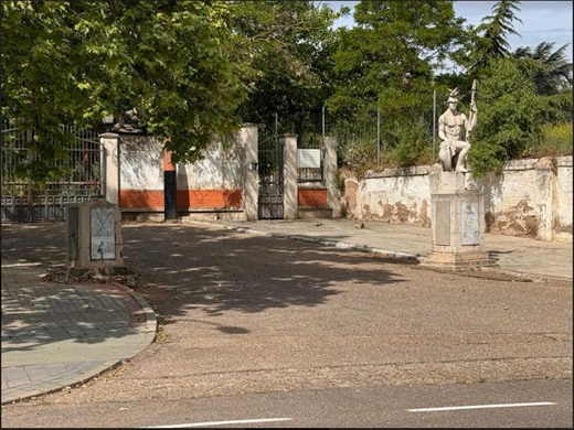 Entrada al acuartelamiento donde estaban las estatuas griegas // Foto: La Voz