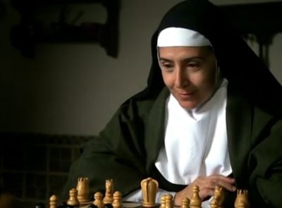 Imagen de la serie Teresa de Jesús de 1984 con Concha Velasco, representando a la Santa, ante el tablero