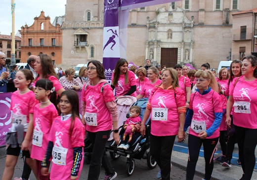 Participantes de la VIII Carrera de la Mujer en la línea de salida Yaiza Cobos