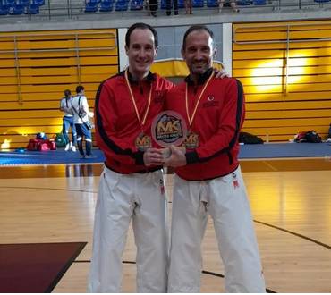 Óscar Botrán y Raúl Gómez posan con el trofeo // Foto Club Budokan Medina