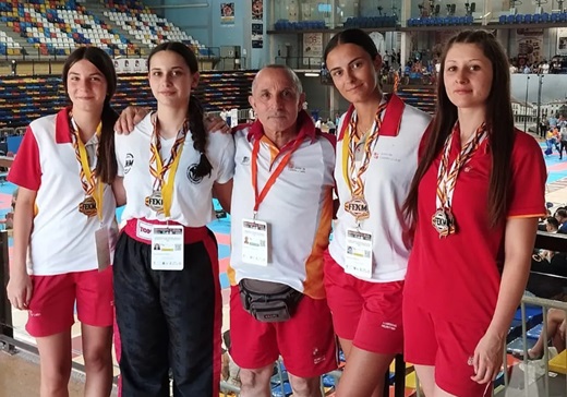 Integrantes del Club Budokan Medina, junto a su instructor, en el Campeonato de España de Kickboxing Club Budokan Medina