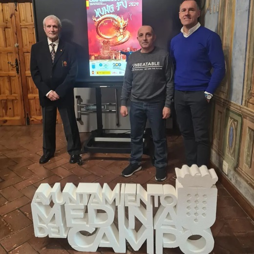 José Ángel Amor, delegado de la Federación de CyL de Kung Fu; Ricardo Coca, Concejal de Deportes; José Manuel Alonso, Club Budokan Medina (De Izq a dcha.) // Foto La Voz