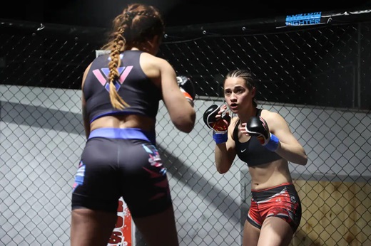 Una de las luchadoras maniata a otra en el campeonato celebrado en Arroyo. Iván Tomé