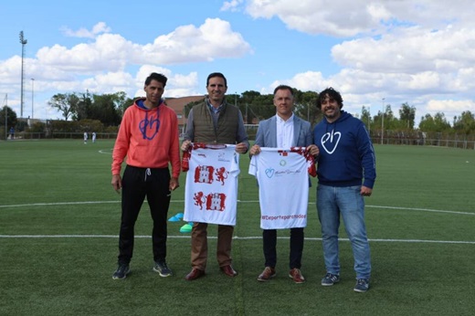 El alcalde y el concejal de Medina del Campo posan junto a representantes de la Escuela 100x100 Deporte // Foto cedida