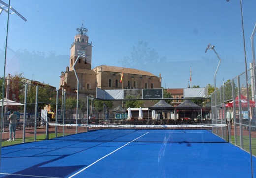 Pista de pádel instalada en la Plaza Mayor de Medina del Campo Yaiza Cobos