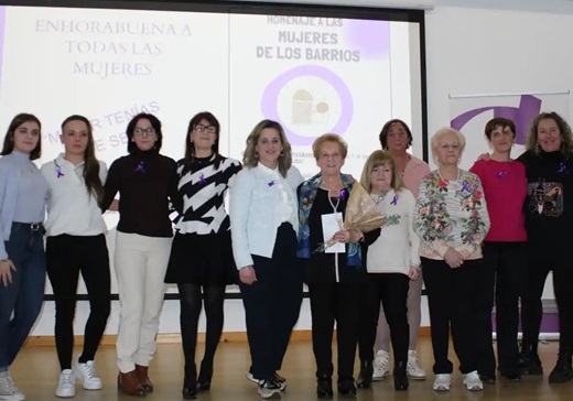 Mujeres homenajeadas junto a las representantes de la Asociaciones Vecinales y la concejala de Igualdad, Concepción Lucas Yaiza Cobos