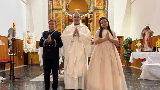 El párroco José Luis junto a los niños Dario y Jimena Cedida por la parroquía a El ESPAÑOL Noticias de Castilla y León