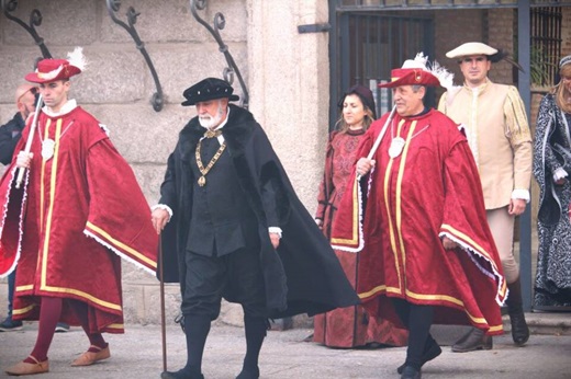 Carlos V acompañado por una recreación de los antiguos maceros de Medina del Campo // De la Fuente