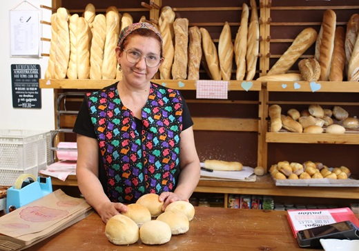 Ana María Ribón, gerente de la Panadería Pastelería Ribón, junto a los avisillos Yaiza Cobos