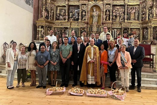 Congregación en la Iglesia Colegiata de San Antolín de Medina en la celebración a San Antonio de Padua con devoción y tradición.