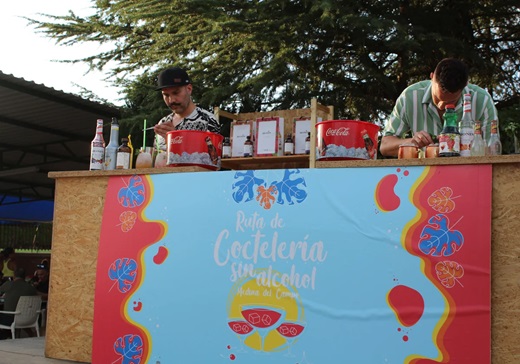 Dos de los participantes elaborando los cócteles sin alcohol. Yaiza Cobos