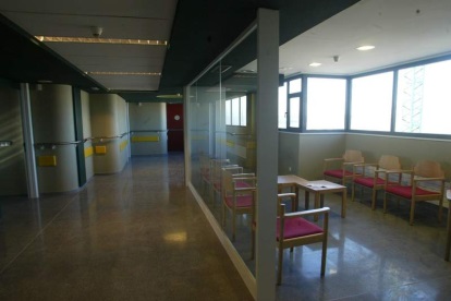 Una de las salas de espera del complejo asistencial universitario leonés. DL