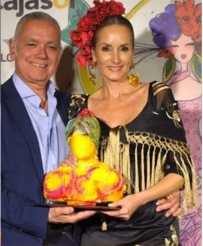 Sandra Ibarra recibe su premio. Imagen publicada por la medinense junto a su pareja, Juan Ramón Lucas