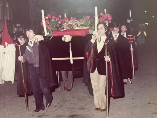 Hermanos de la Fuente «Pinturas» portando al Cristo de los Toreros // Foto: Archivo Asociación Los Cortes